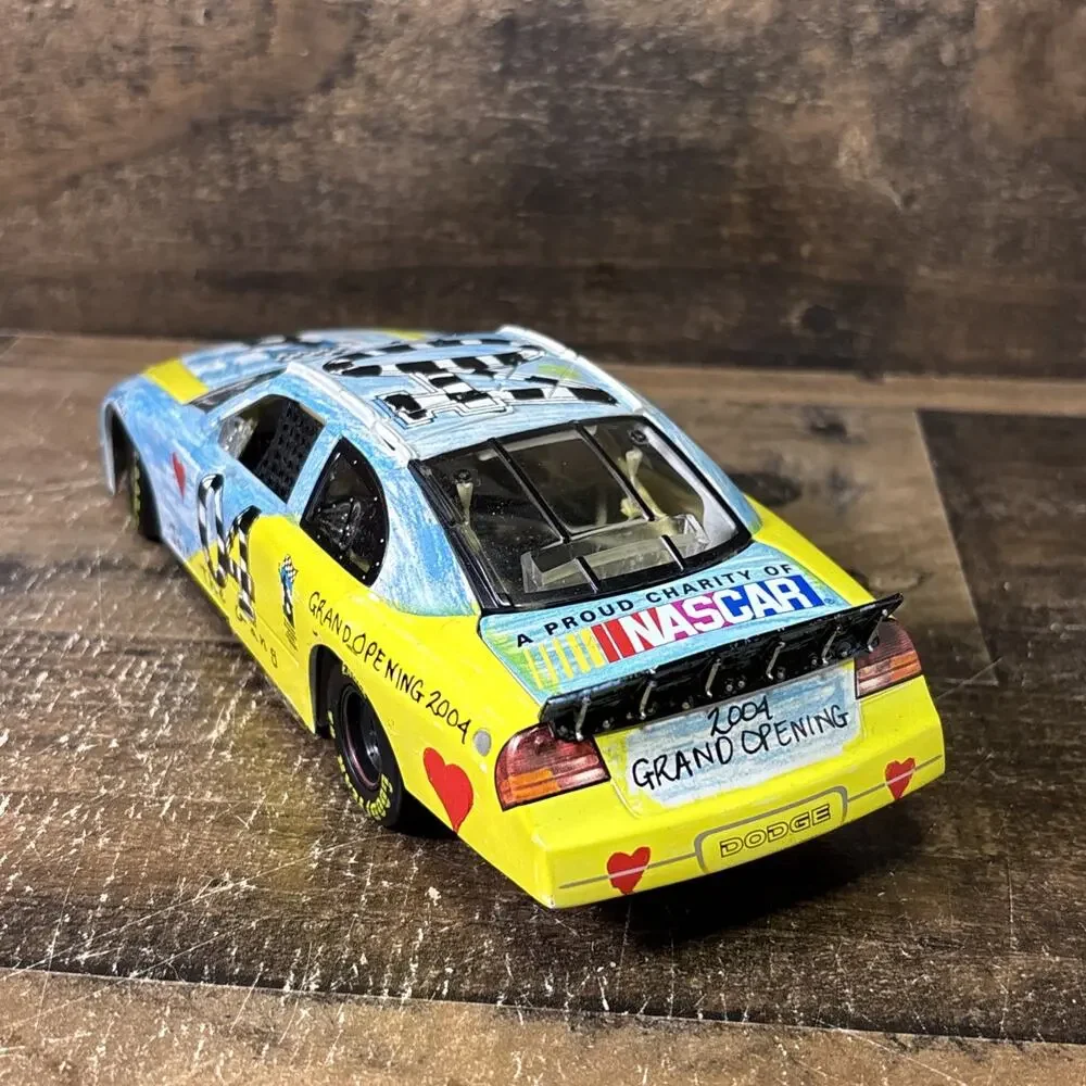 Kyle Petty #04 Victory Junction Gang 2004 Dodge Action NASCAR 1/24 Coin Bank